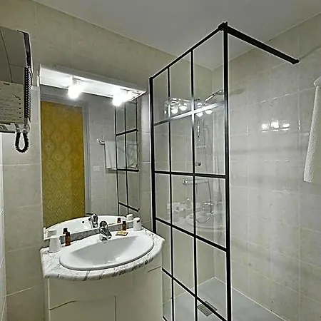 Les Portes Du Cantal Hotell 2*